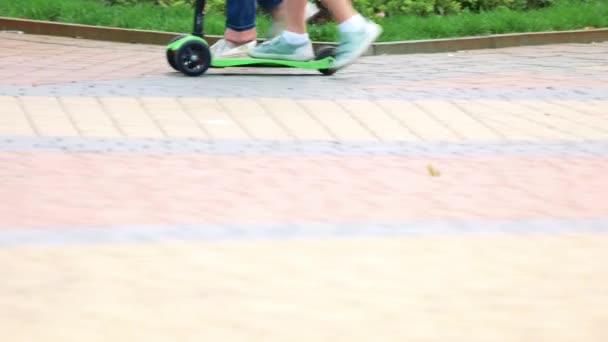 Rijden van scooter, close-up. - Video
