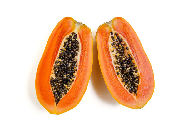 bovenaanzicht close up van een halve rijpe papaya vruchten geïsoleerd op een witte achtergrond. Bestand bevat een uitknippad - Foto, afbeelding