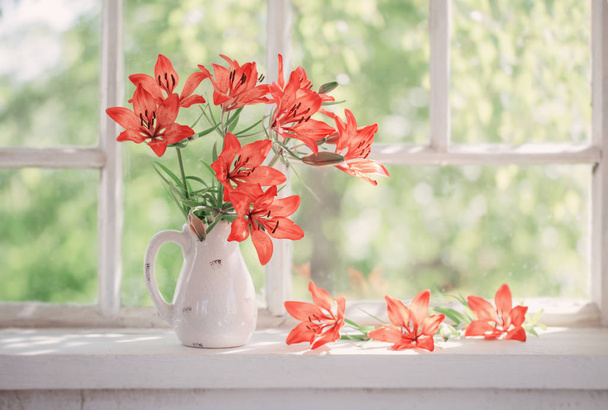 orange lily on windowsill - Foto, afbeelding