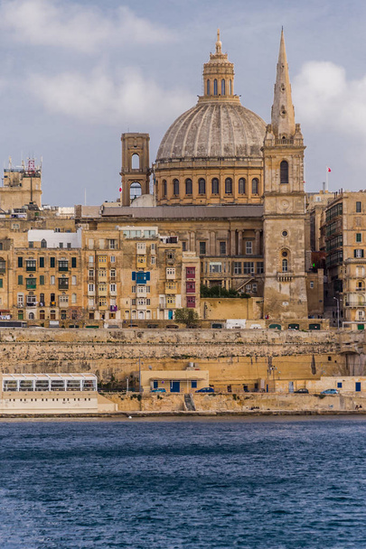 Valletta, Malta, skyline od capitol stad met blauwe bewolkte hemel als achtergrond - Foto, afbeelding