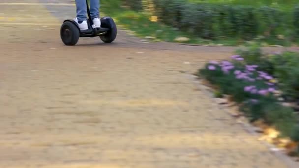 Gyroscooter cobblestones üzerinde sürme. - Video, Çekim