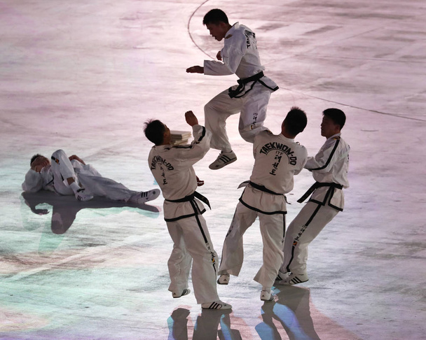 PYEONGCHANG, ΝΟΤΙΑ ΚΟΡΕΑ - 9 ΦΕΒΡΟΥΑΡΙΟΥ 2018: Η ομάδα North-South taekwondo δίνει παραστάσεις πριν από την τελετή έναρξης των Χειμερινών Ολυμπιακών Αγώνων Pyeongchang 2018 στο Ολυμπιακό Στάδιο Pyeongchang - Φωτογραφία, εικόνα