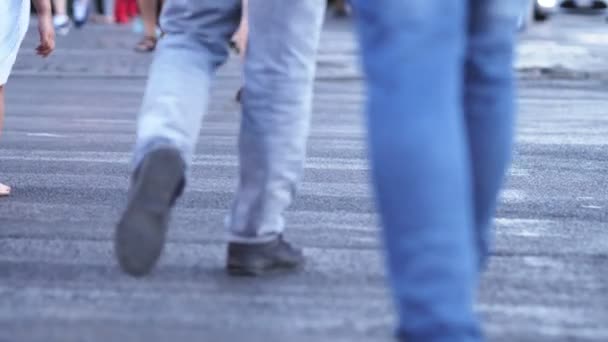 unabhängiger blinder Mann, der die Straße überquert - Behinderung, Blindheit, Autonomie - Filmmaterial, Video
