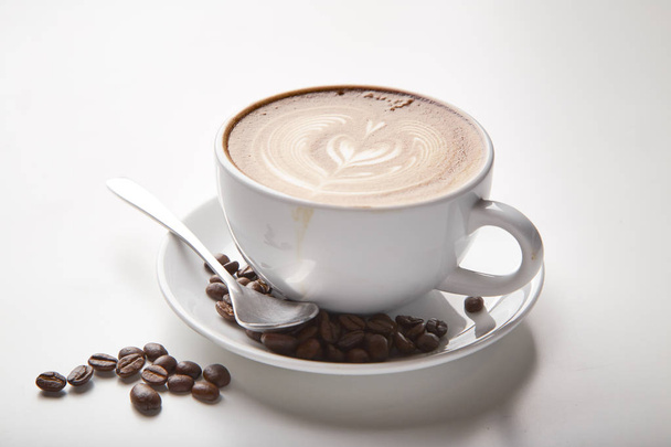 Latte τέχνη της καυτό καφέ latte σε λευκό φόντο - Φωτογραφία, εικόνα