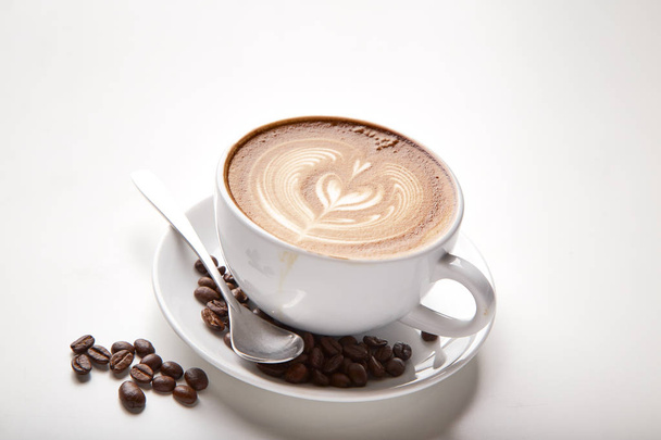 Латте искусство горячего кофе латте на белом фоне
 - Фото, изображение