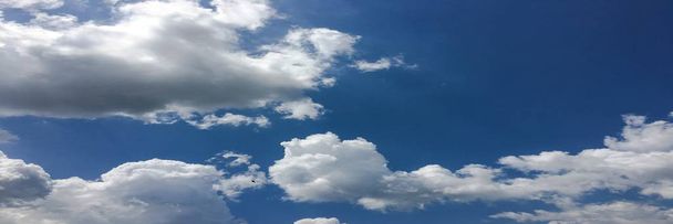 Piękne chmury na tle błękitnego nieba. Chmura Niebo. Błękitne niebo z pochmurna pogoda, Natura Chmura. Białe chmury, Błękitne niebo i słońce - Zdjęcie, obraz