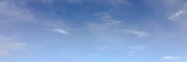 Hermosas nubes sobre un fondo azul del cielo. Cielo nublado. Cielo azul con clima nublado, nube de naturaleza. Nubes blancas, cielo azul y sol
 - Foto, Imagen