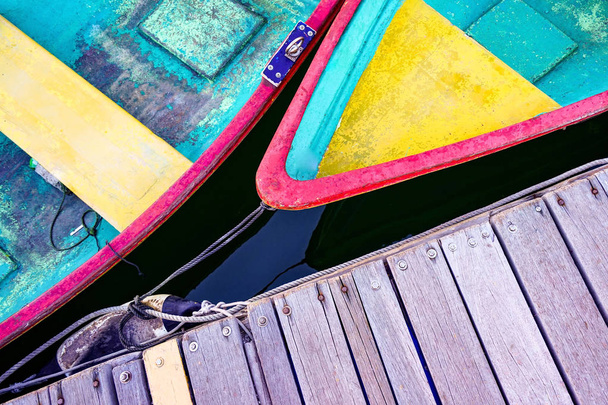 Os barcos recreativos coloridos e cais de madeira do ângulo de vista superior
 - Foto, Imagem