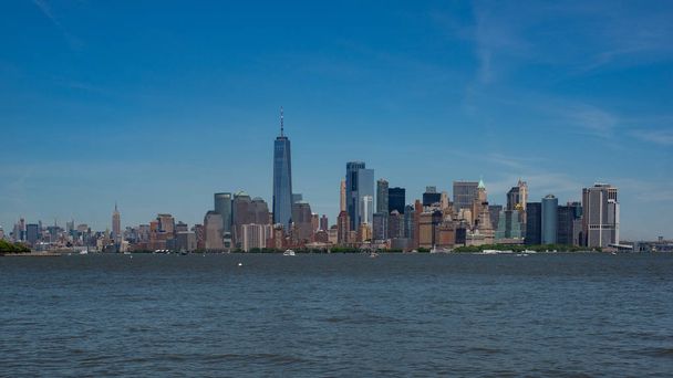 Yksi World Trade Center ja Manhattanin keskustan Skyline Liberty Islandilta
 - Valokuva, kuva