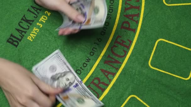 Μπλακ αντιπρόσωπο χέρια καταμέτρηση χρημάτων μας Δολάριο μετρητά σε καζίνο φόντο εσωτερικη - Πλάνα, βίντεο