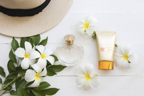 cosméticos naturais para pele rosto protetor solar spf50 e acessórios de estilo de vida mulher relaxar verão no fundo branco plana leigos estilo
  - Foto, Imagem