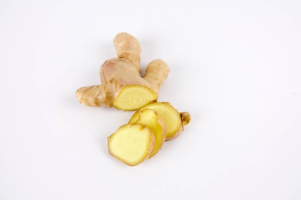 Tranches de gingembre isolées sur blanc
 - Photo, image