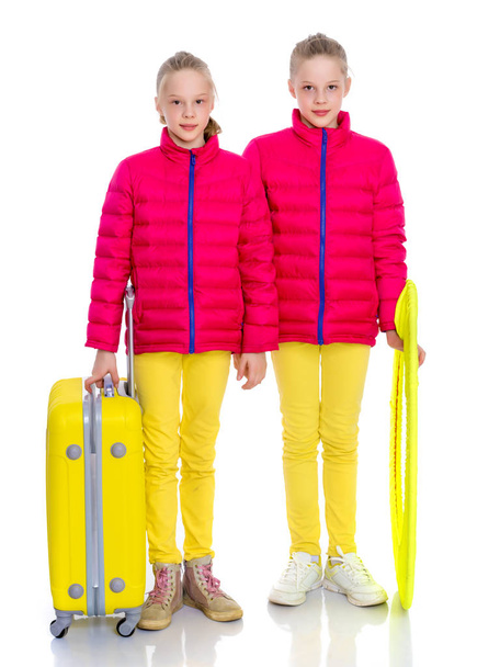 Two little girls with suitcases are traveling. - Foto, Bild