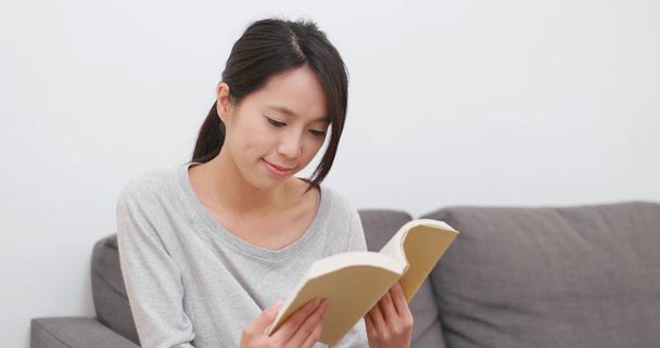 Kadın evde kitap okuyor. - Fotoğraf, Görsel