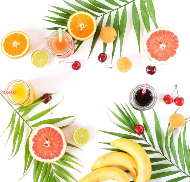 Sortiment přírodních šťáv ve sklenicích pomeranče, grapefruity, třešně a různé ovoce na bílém pozadí. pohled shora. kopie prostor - Fotografie, Obrázek