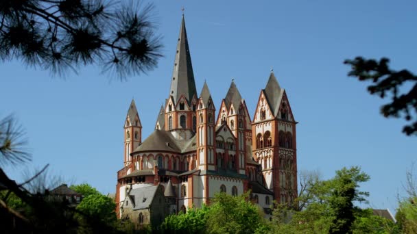 Ο καθολικός καθεδρικός ναός της Λιμβουργίας είναι υψηλή τοποθεσία πάνω σε ένα βράχο πάνω από το πλάνο παρακολούθησης ποταμού, Limburg, Γερμανία, Ιον 2017, Lahn - Πλάνα, βίντεο
