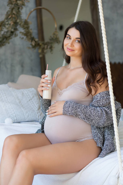 schwangere Mädchen in Erwartung eines Kindes, schöne schwangere Mädchen - Foto, Bild