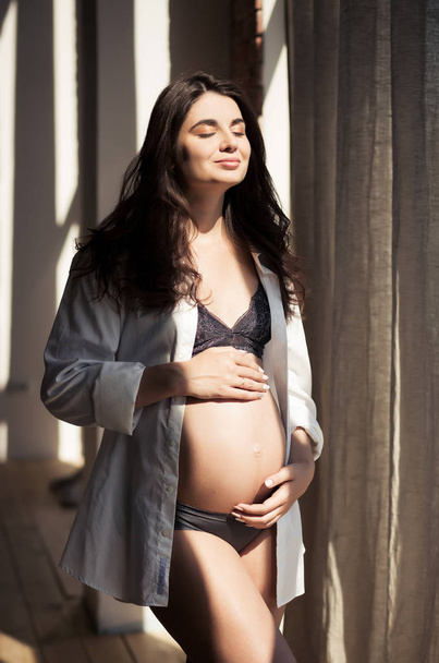 Chica embarazada en anticipación de un niño, hermosa chica embarazada
 - Foto, imagen