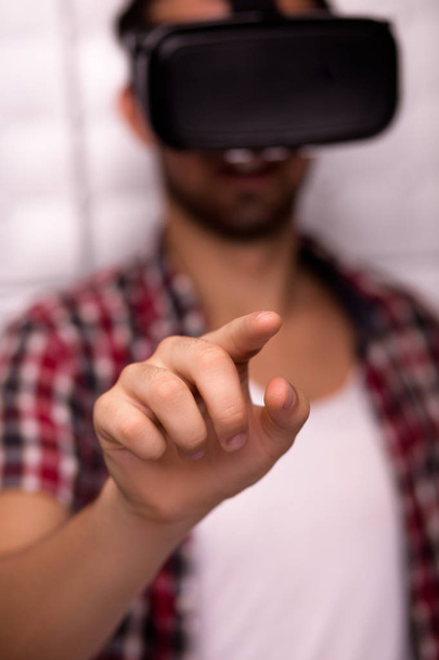 Молодой человек в очках виртуальной реальности - Фото, изображение