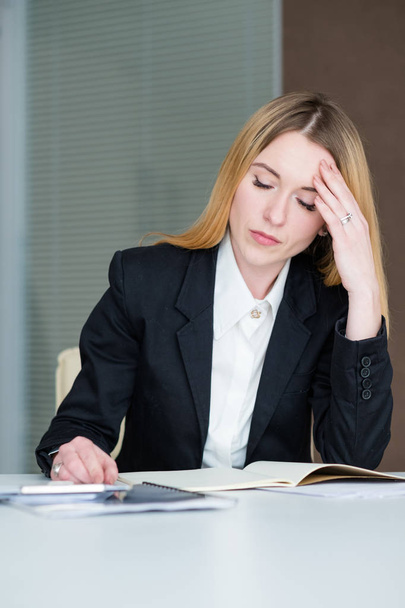 dull boring work sad business woman office papers - Foto, Bild