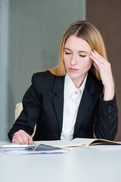 headache stress tiredness business lady work - Foto, afbeelding