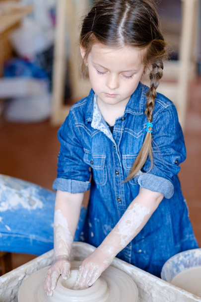 ceramiki handcraft koła gliny kształt dziewczynka hobby - Zdjęcie, obraz