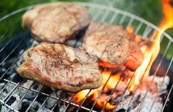 vlees op grill - Foto, afbeelding