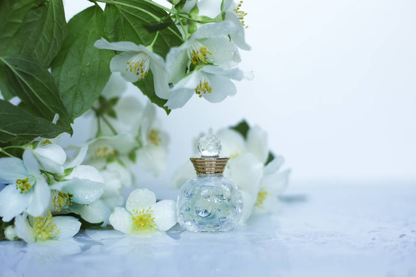 malé parfémy a jasmínových květů - Fotografie, Obrázek