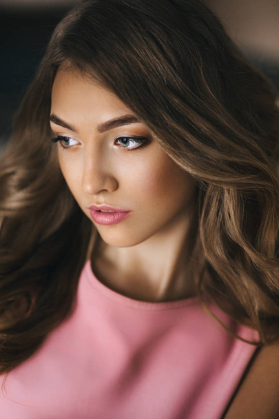 Portrét krásná mladá bruneta žena s make-upem   - Fotografie, Obrázek