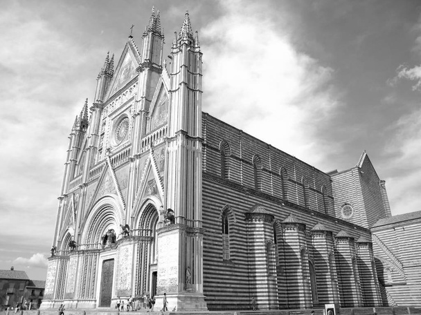 Πρόσοψη του καθεδρικού ναού Orvieto, Orvieto, Ιταλία, μαύρο και άσπρο - Φωτογραφία, εικόνα