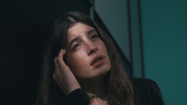 Przygnębiony Samotna kobieta prawie płacze. Uczucie bardzo smutne In The Dark - Materiał filmowy, wideo