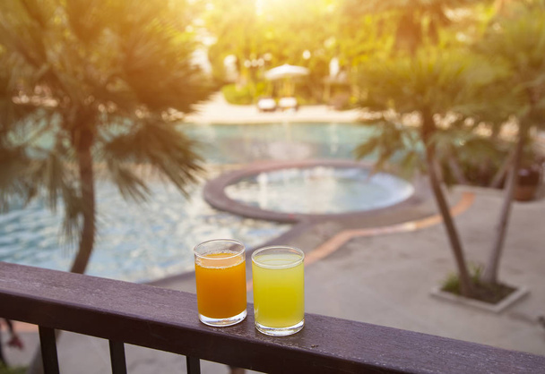 Jus d'orange autour d'une piscine. Boissons tropicales à la piscine pendant les vacances, l'été
 - Photo, image