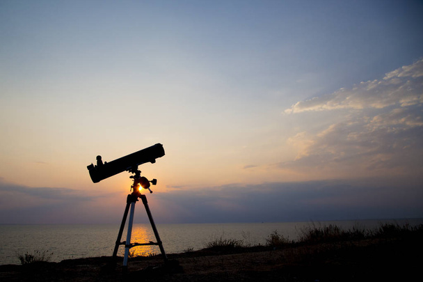silhouette telescopio al tramonto sfondo
 - Foto, immagini