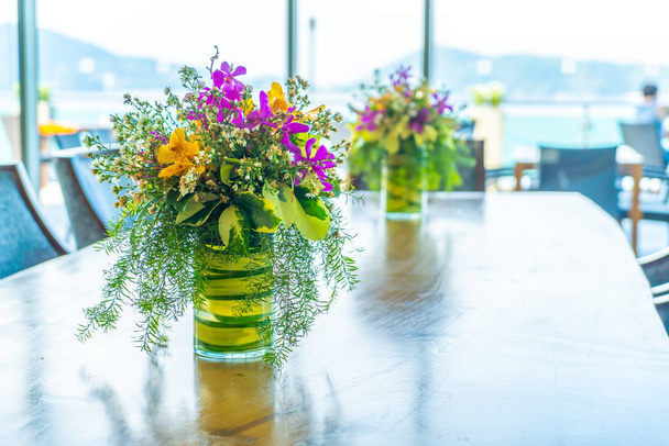 flowers in vase decoration on dinning table - Fotoğraf, Görsel