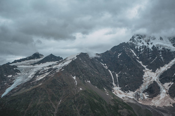 Эльбрус, горы летом. Горы Большого Кавказа с Эльбруса
 - Фото, изображение