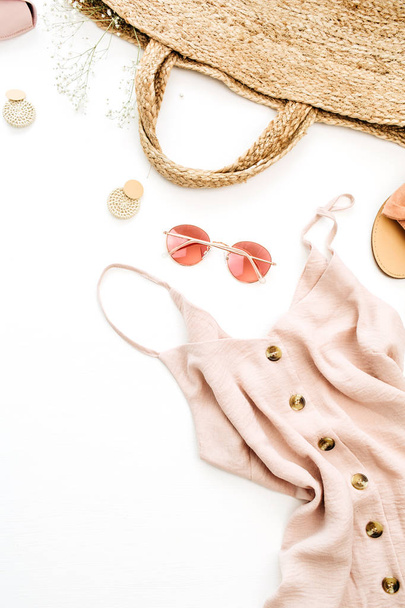 Verano rosa ropa femenina y accesorios sobre fondo blanco. Asiento plano, vista superior. Concepto de moda de verano
. - Foto, imagen