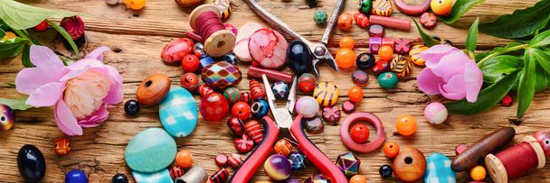Χάντρες, πολύχρωμες χάντρες για κεντήματα και Παιώνια. Είδη ένδυσης Fashion beads - Φωτογραφία, εικόνα