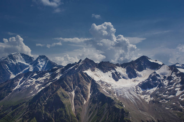 Elbrus, bergen in de zomer. Grotere Caucasus Mountains van de Elbroes - Foto, afbeelding