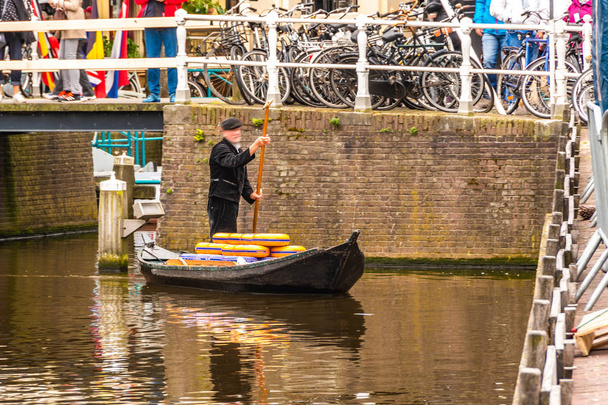 Ankunft auf dem Markt von Alkmaar in einem Boot mit Käse zum Verkauf. Niederlande Holland - Foto, Bild