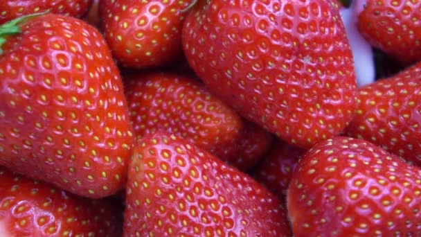Kypsä punainen mansikka sekoitetaan jogurtti hidastettuna video
 - Materiaali, video