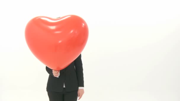 γυναίκα αφήνει μπαλόνι καρδιά που πετούν - Πλάνα, βίντεο