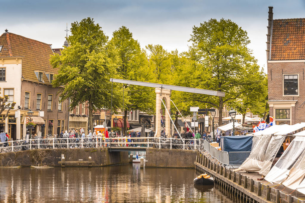 kanál přiléhající k sýrový trh v alkmaar vidíte loď plná zboží. Nizozemsko, Holandsko - Fotografie, Obrázek