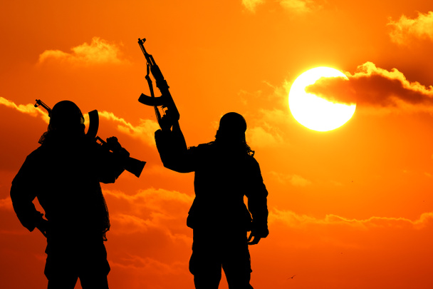 Due silhouette di un soldato su uno sfondo bellissimo
 - Foto, immagini