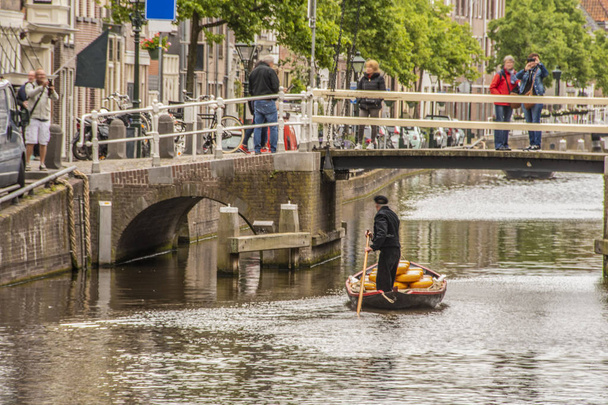 Ein Boot mit Käse in Alkmaar fährt in Richtung Freitagsmarkt. Niederlande Holland - Foto, Bild
