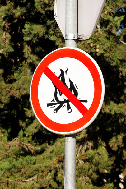 署名またはキャンプファイヤー シンボルなし、火災が点灯しません。キャンプファイヤー兆候、海で自然。開いた炎の兆候はないです。火、火気禁止標識にアクセスできません。赤。アクセス禁止と警告標識. - 写真・画像