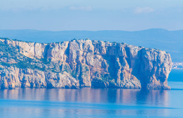 Acantilado rocoso en Capo Caccia. Cerdeña, Italia
 - Foto, Imagen