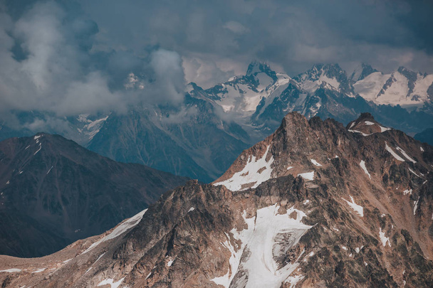Elbrus, montanhas no verão. Montanhas do Grande Cáucaso do Monte Elbrus
 - Foto, Imagem