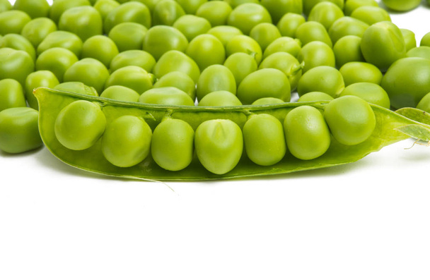 guisantes verdes aislados sobre fondo blanco - Foto, imagen