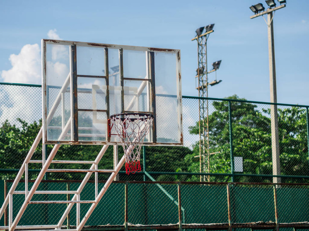 Basketbal opěradlo na košíkovou na zatažené obloze modré pozadí. Sportovní koncepce. - Fotografie, Obrázek