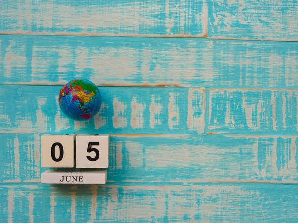 05 ИЮНЬ деревянный блок календарь земной шар и стетоскоп на синем деревянном фоне
. - Фото, изображение